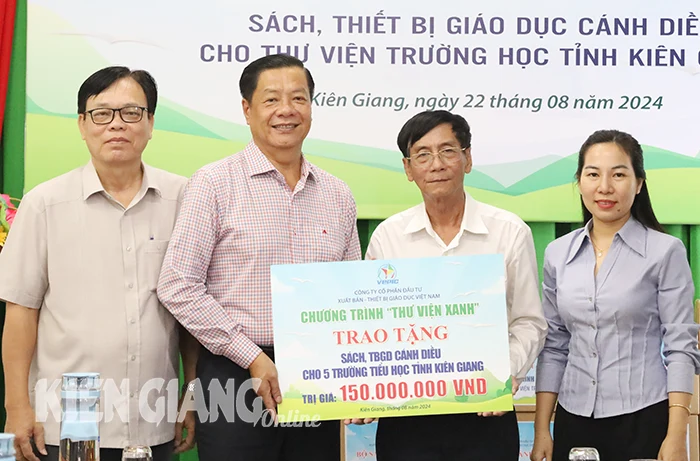 Tặng sách, thiết bị giáo dục Cánh Diều cho thư viện trường học